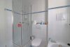 2-Zimmer-Gartenwohnung mit zwei Bädern und Hobbyraum in München-Aubing - Dusche und WC