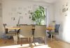Vermietet: Traumhafte 4-Zi-Wohnung mit 300 qm Garten in Trudering - Essbereich im Wohnzimmer