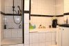 Vermietet: Traumhafte 4-Zi-Wohnung mit 300 qm Garten in Trudering - Bad mit Wanne und Dusche