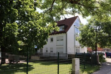 Zum Selbstbezug: Freundlich und großzügig geschnittene 4,5-Zi.-Whg. mit großem Garten und 3 Balkonen, 85757 Karlsfeld, Dachgeschosswohnung