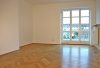Traumhafte, helle und sanierte Altbauwohnung mit 4-Zi., süd-west-Balkon und Gartenanteil - geräumiges Wohnzimmer
